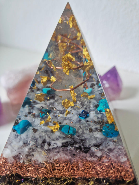 Orgonit-Pyramide Bergkristall Türkis, Seitenansicht
