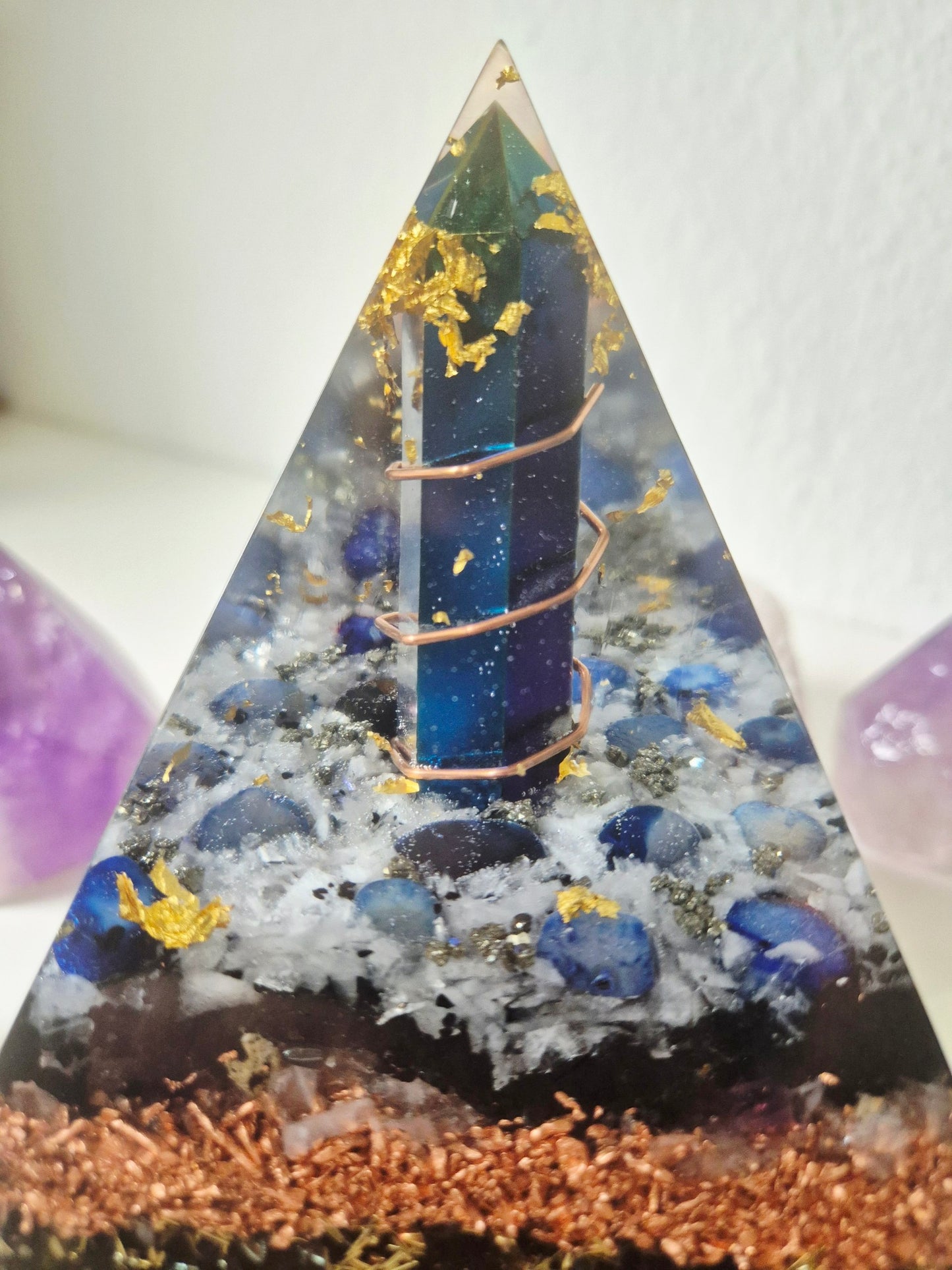Orgonit-Pyramide Rainbow Blau, Detailansicht