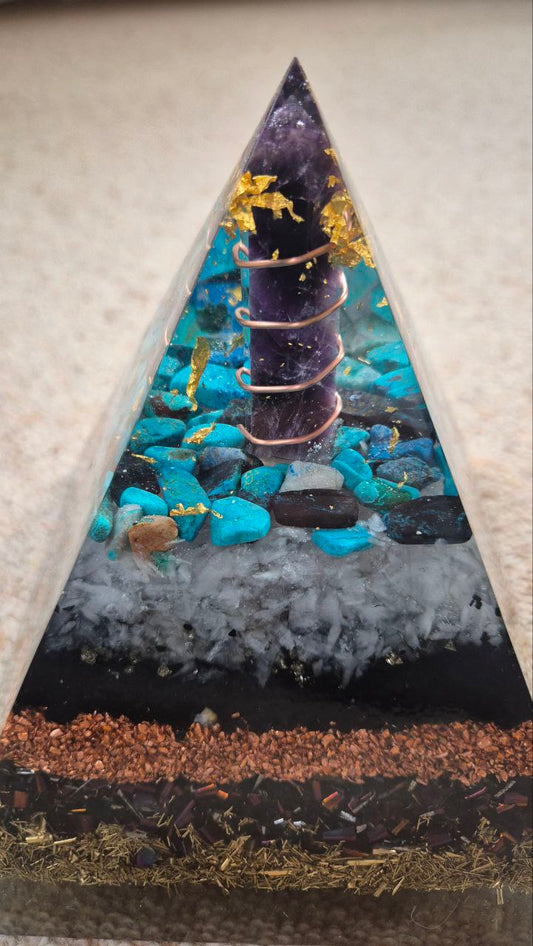 Orgonit Pyramide mit Amethyst-Spitze - ca. 2,5 kg
