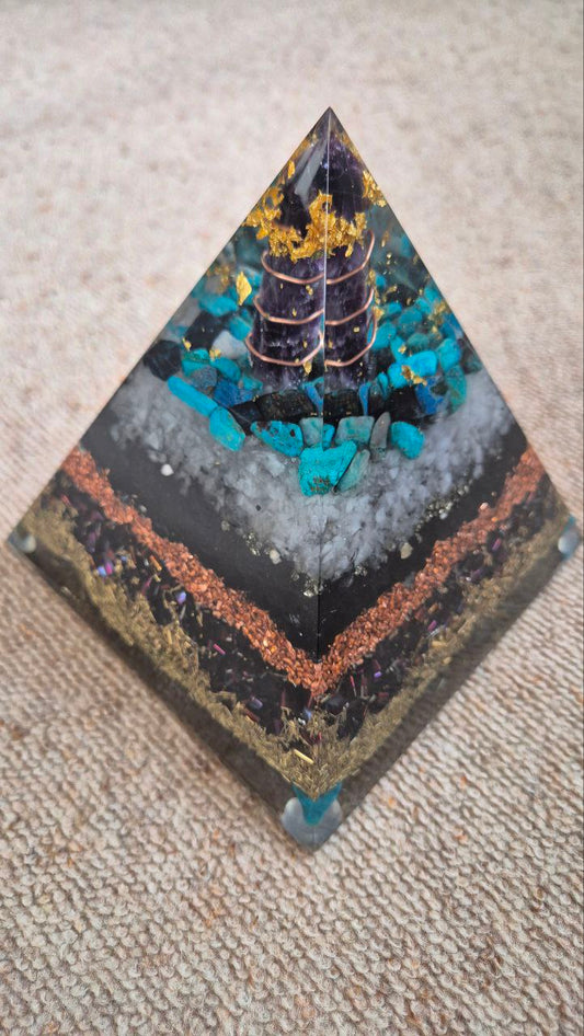 Orgonit Pyramide mit Amethyst-Spitze - ca. 2,5 kg