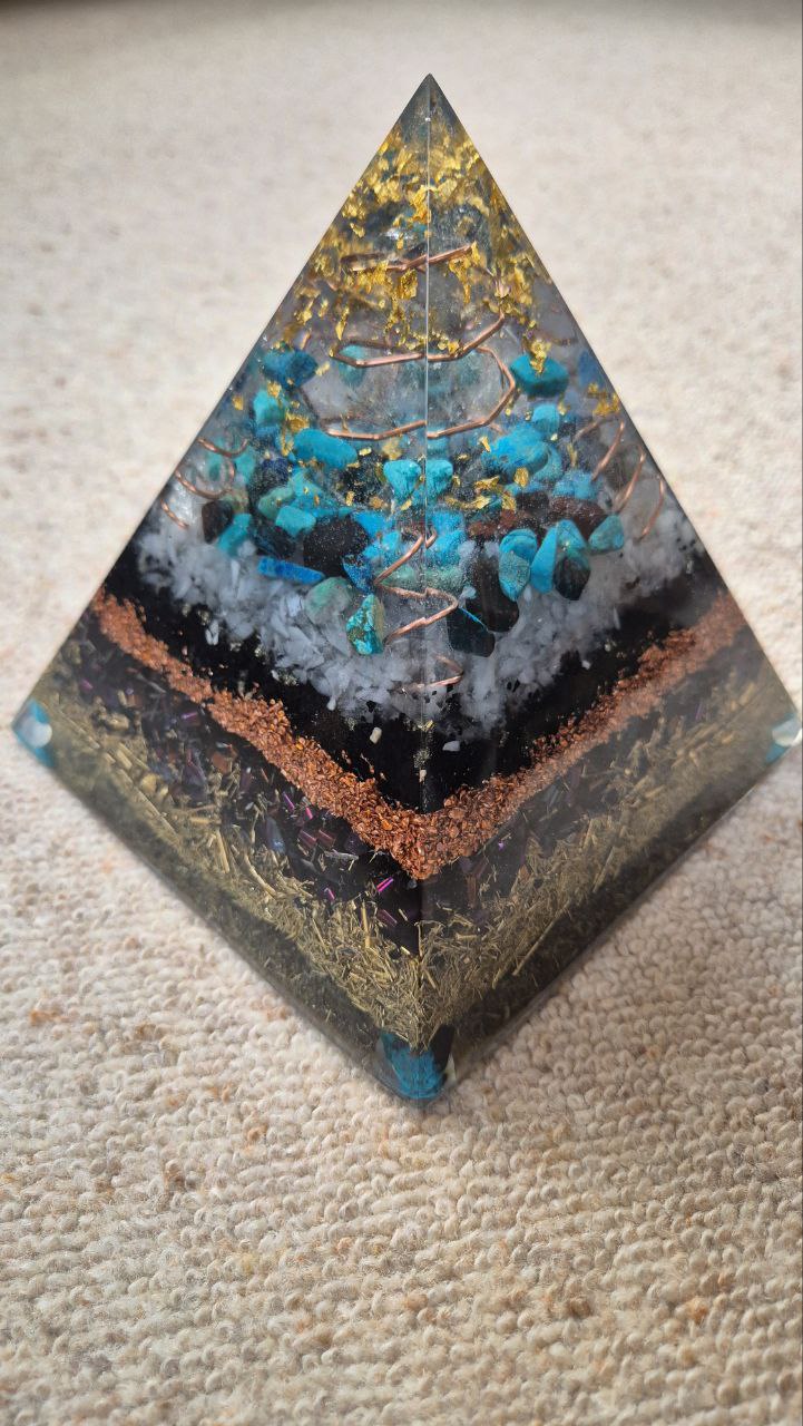 Orgonit-Pyramide mit BergkristallSpitze - ca. 2,4 kg