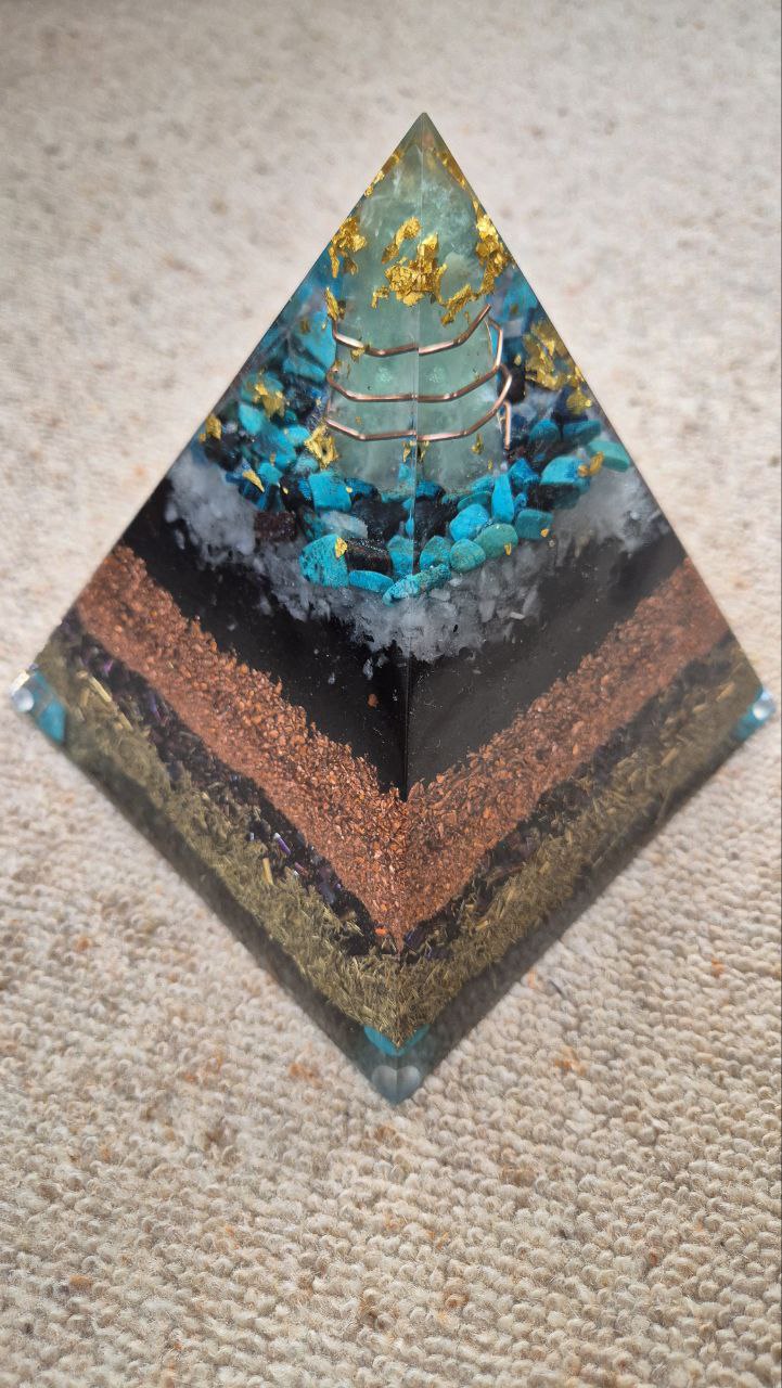 Orgonit-Pyramide mit Aventurin Spitze - ca. 2,6 kg
