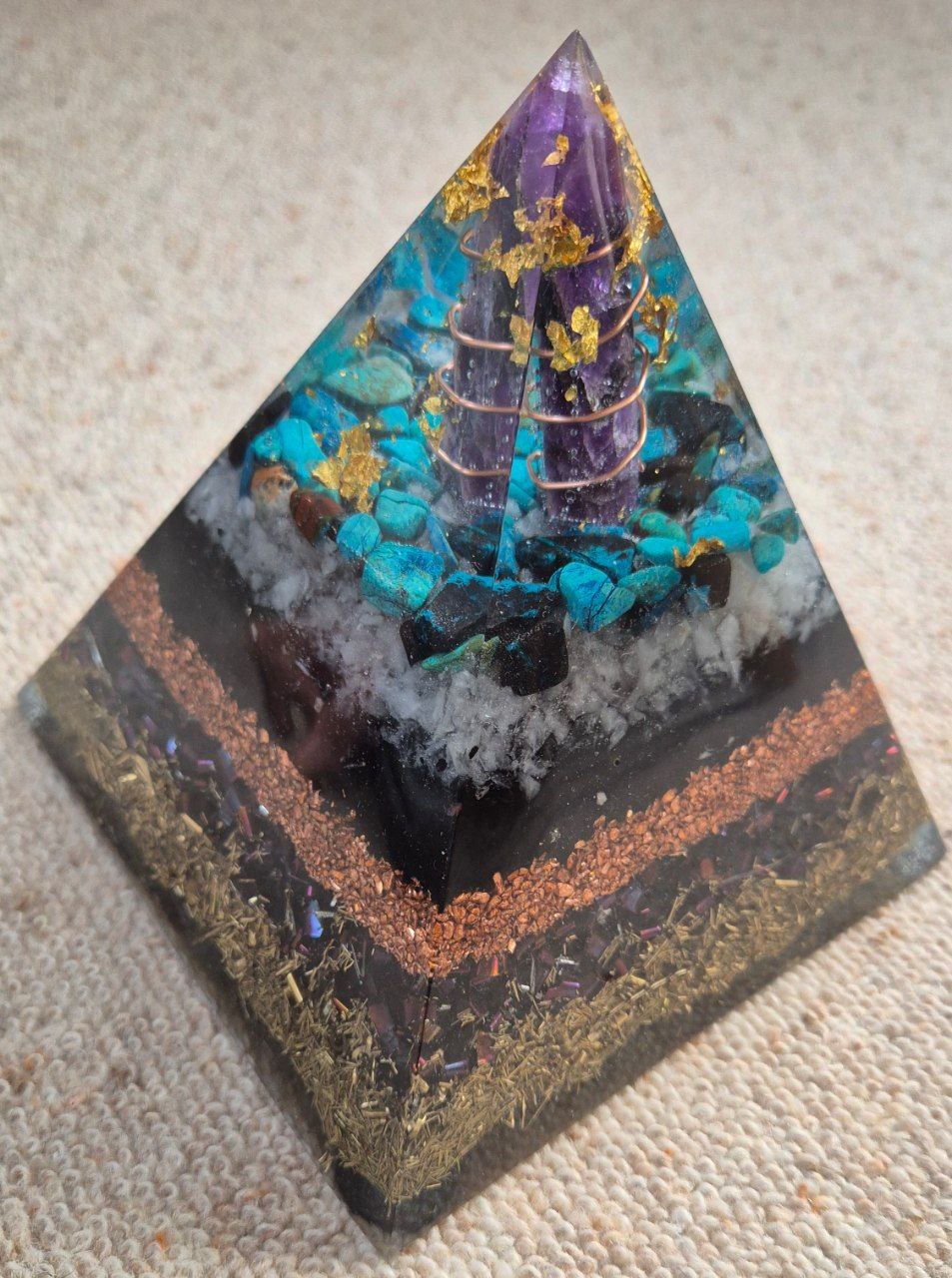 Orgonit Pyramide mit Amethyst-Spitze (hell) - ca. 2,5 kg