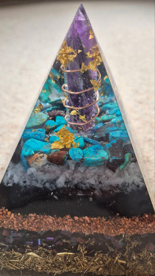 Orgonit Pyramide mit Amethyst-Spitze (hell) - ca. 2,5 kg