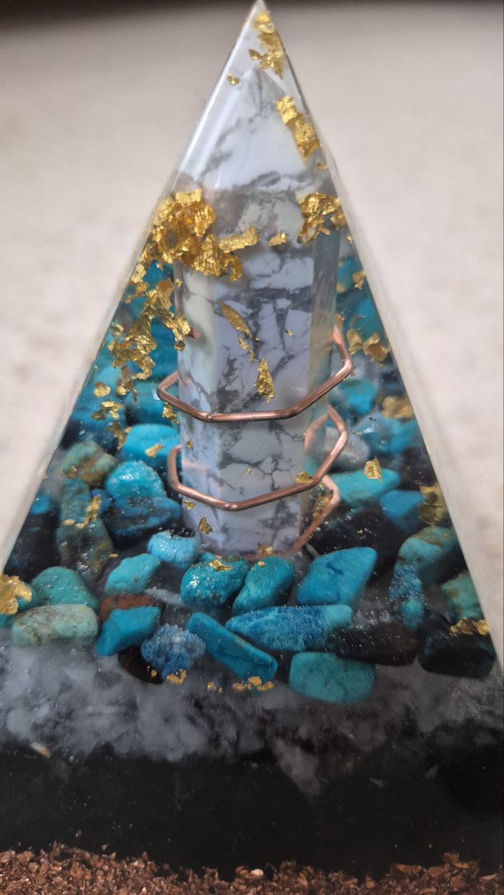 Orgonit-Pyramide mit schöner Holwith-Spitze - ca. 2,5 kg