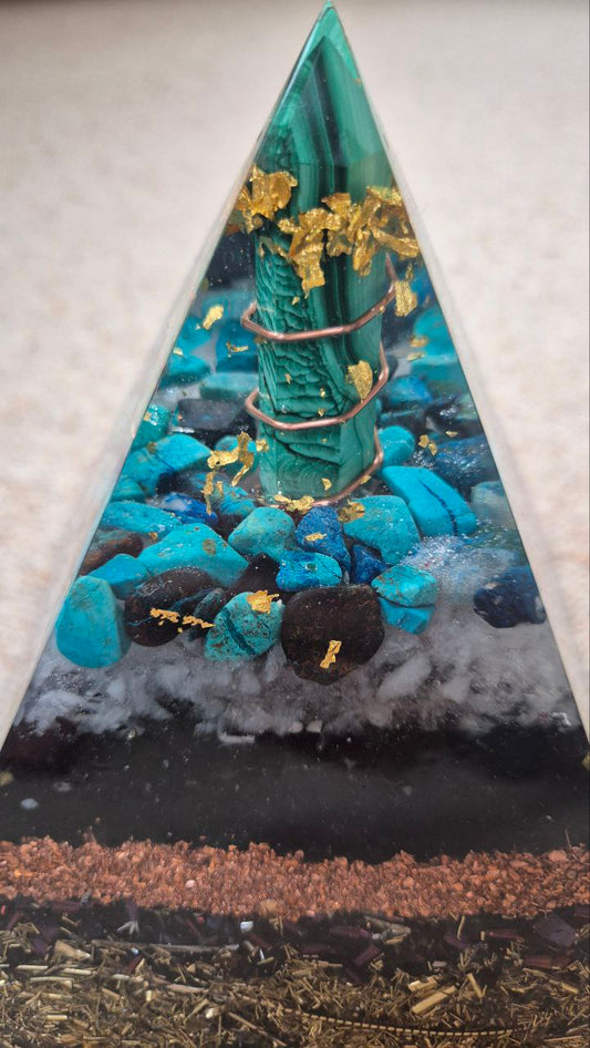 Orgonit-Pyramide mit Malachit Spitze - ca. 2,3 kg