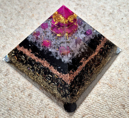 Orgonit - Cheopspyramide mit galvierter Sphaleritkristallspitze - 2,1 KG