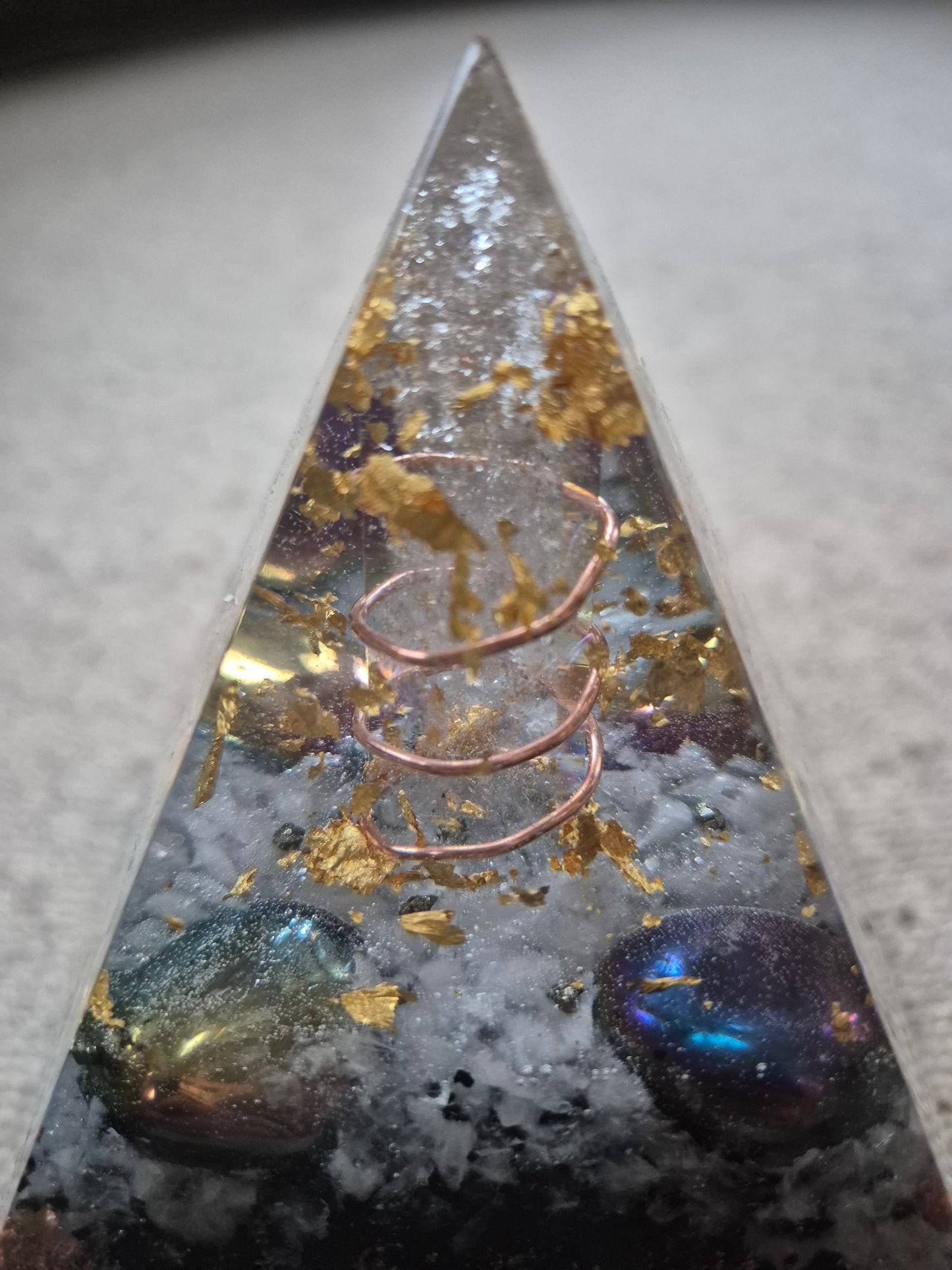 Orgonit-Pyramide Rainbow mit BergkristallSpitze - ca. 2,4 kg