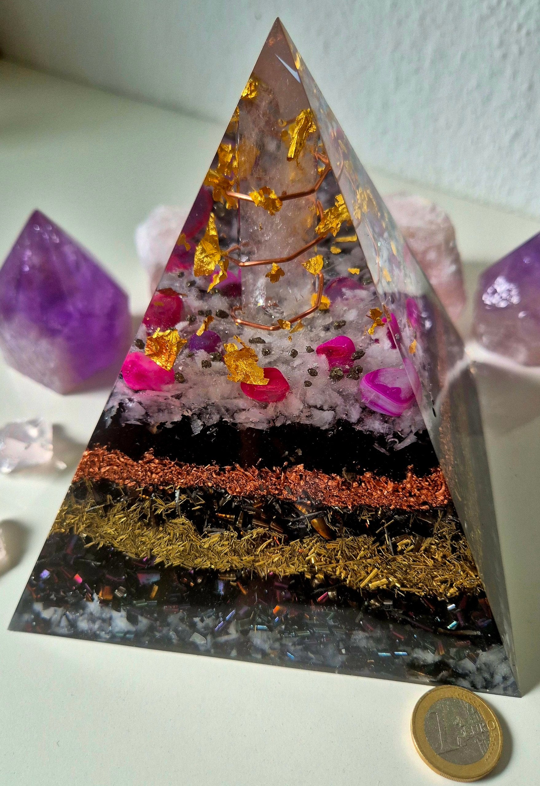 Orgonit-Pyramide Bergkristall Pink mit klarer Bergkristall-Spitze und pinken Achatsteinen