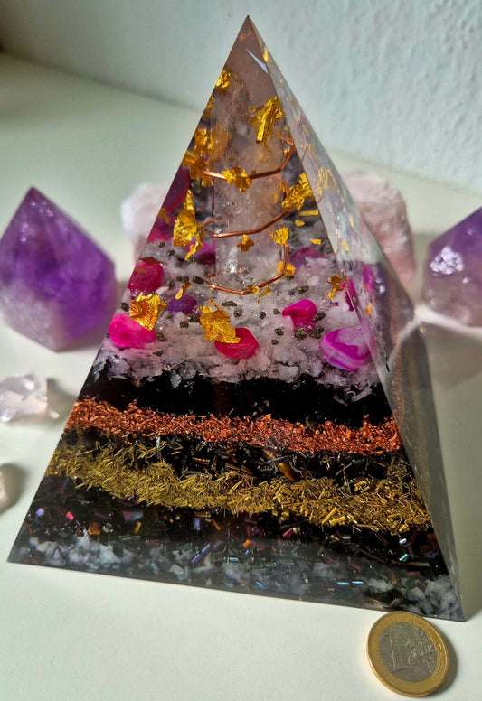 Orgonit-Pyramide Bergkristall Pink mit klarer Bergkristall-Spitze und pinken Achatsteinen