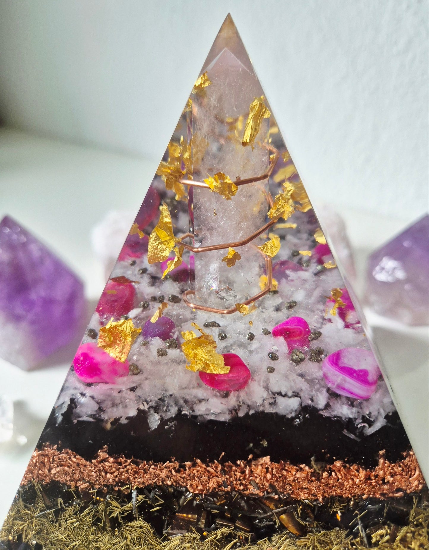 Orgonit-Pyramide Bergkristall Pink, Detailansicht