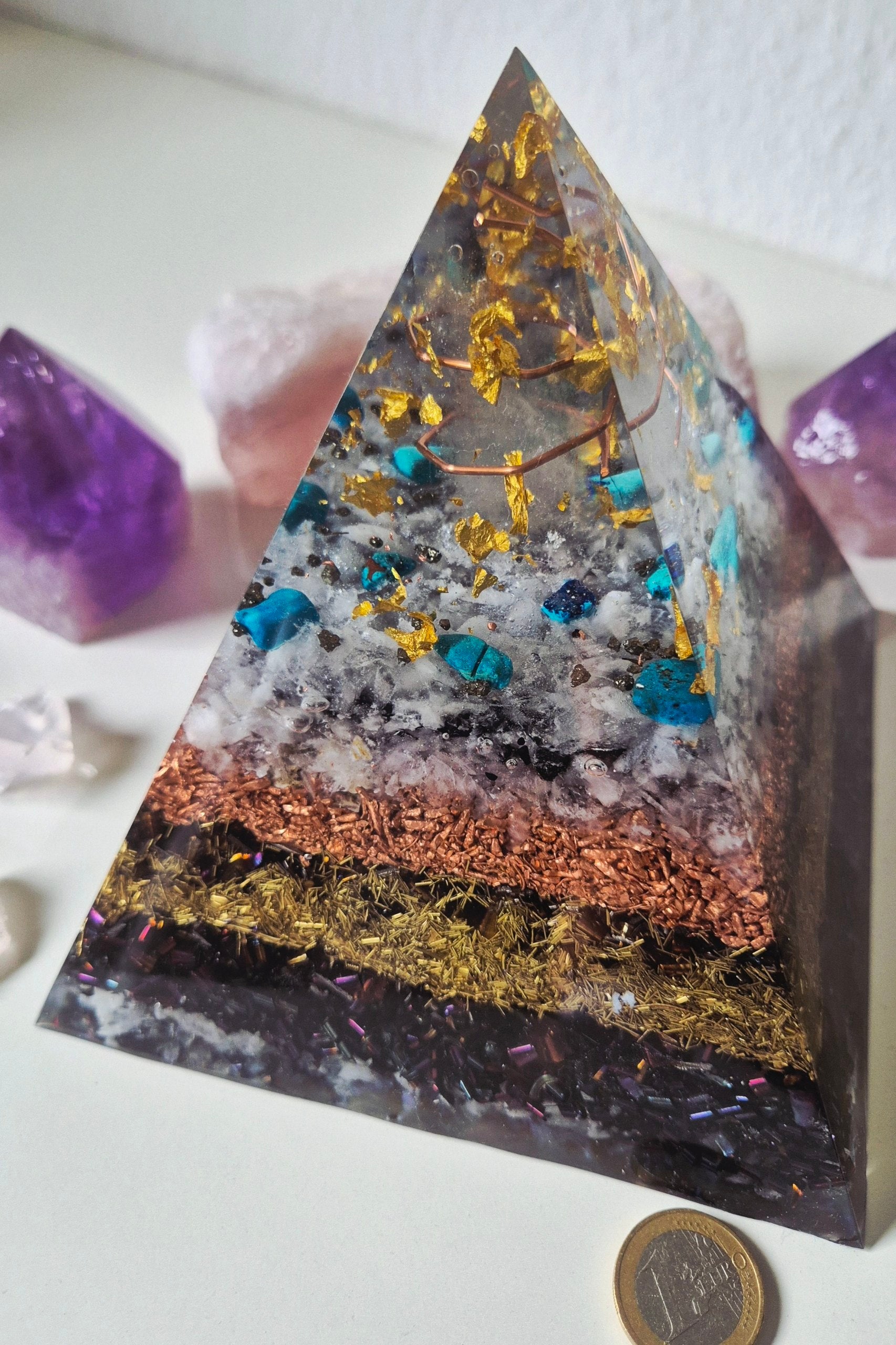 Orgonit-Pyramide Bergkristall Türkis mit klarer Bergkristall-Spitze und türkisen Achatsteinen