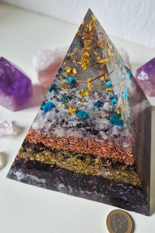Orgonit-Pyramide Bergkristall Türkis mit klarer Bergkristall-Spitze und türkisen Achatsteinen