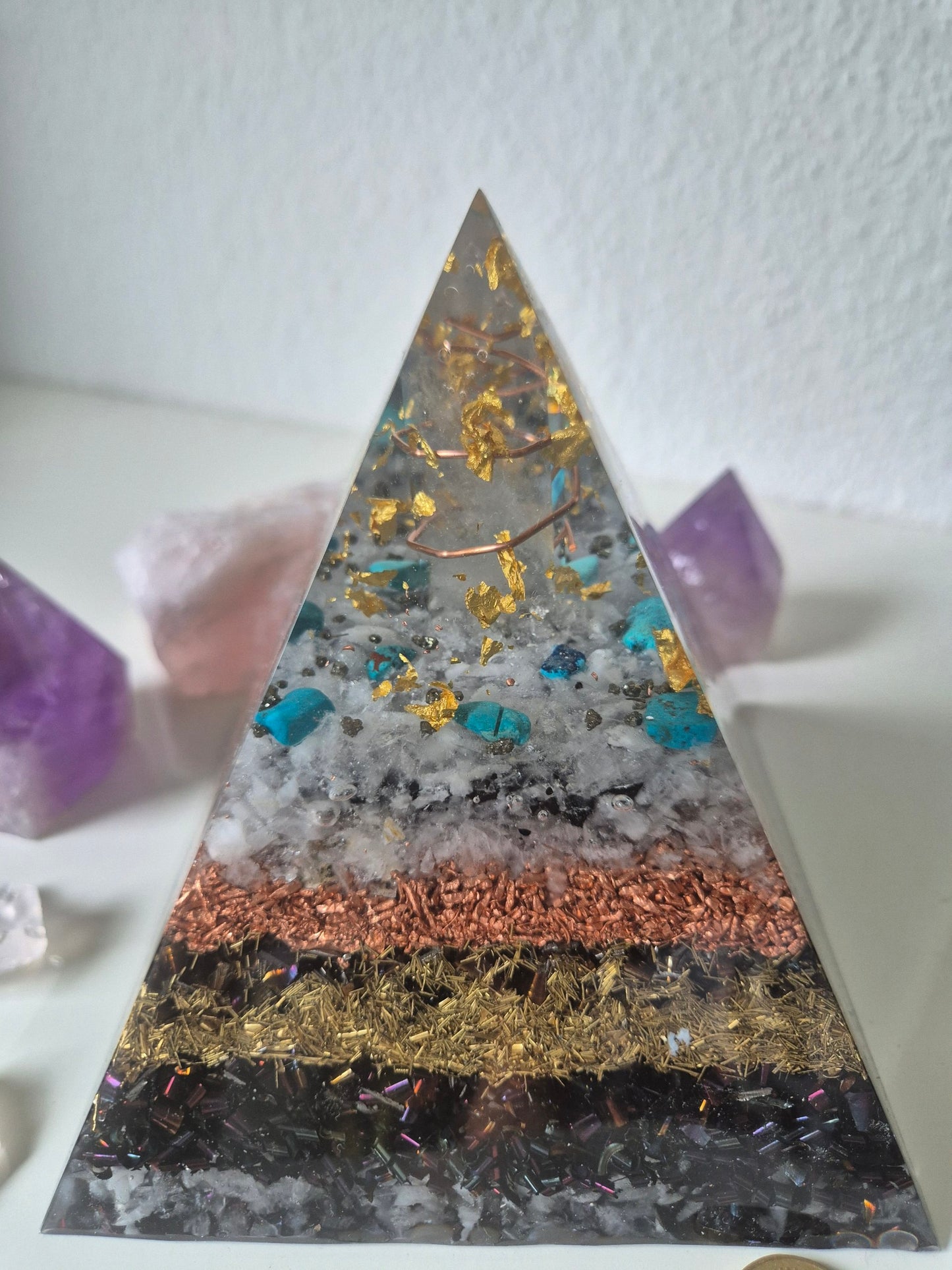 Orgonit-Pyramide Bergkristall Türkis, Detailansicht