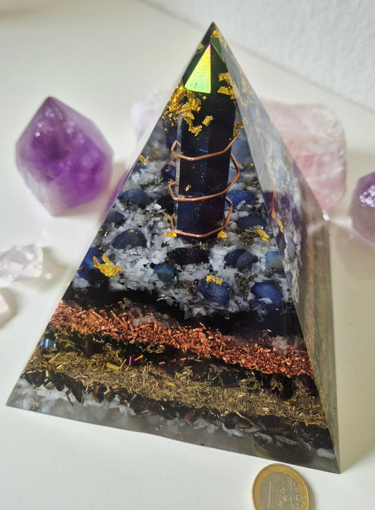 Orgonit-Pyramide Rainbow Blau mit Titanspitze und blauen Achatsteinen