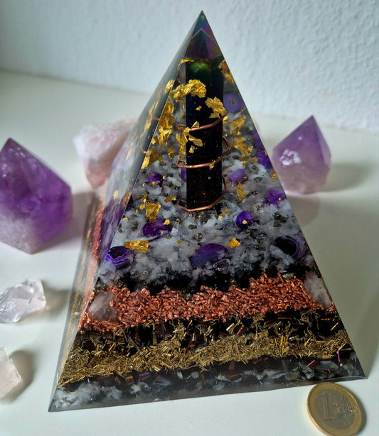 Orgonit-Pyramide Rainbow Lila mit Titanspitze und violetten Achatsteinen