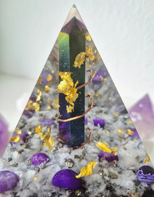 Orgonit-Pyramide Rainbow Lila, Seitenansicht