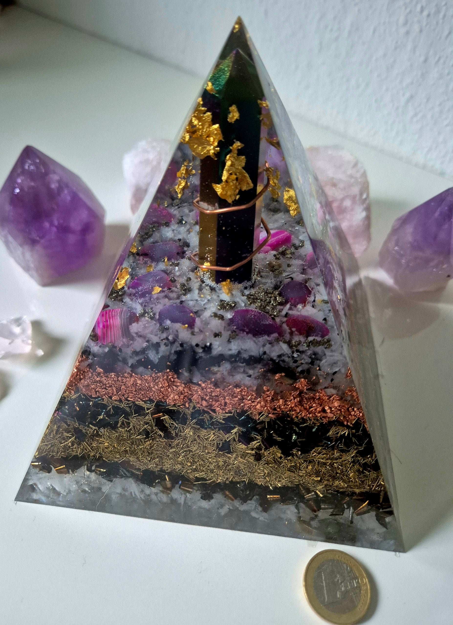 Orgonit-Pyramide Rainbow Lila, Detailansicht