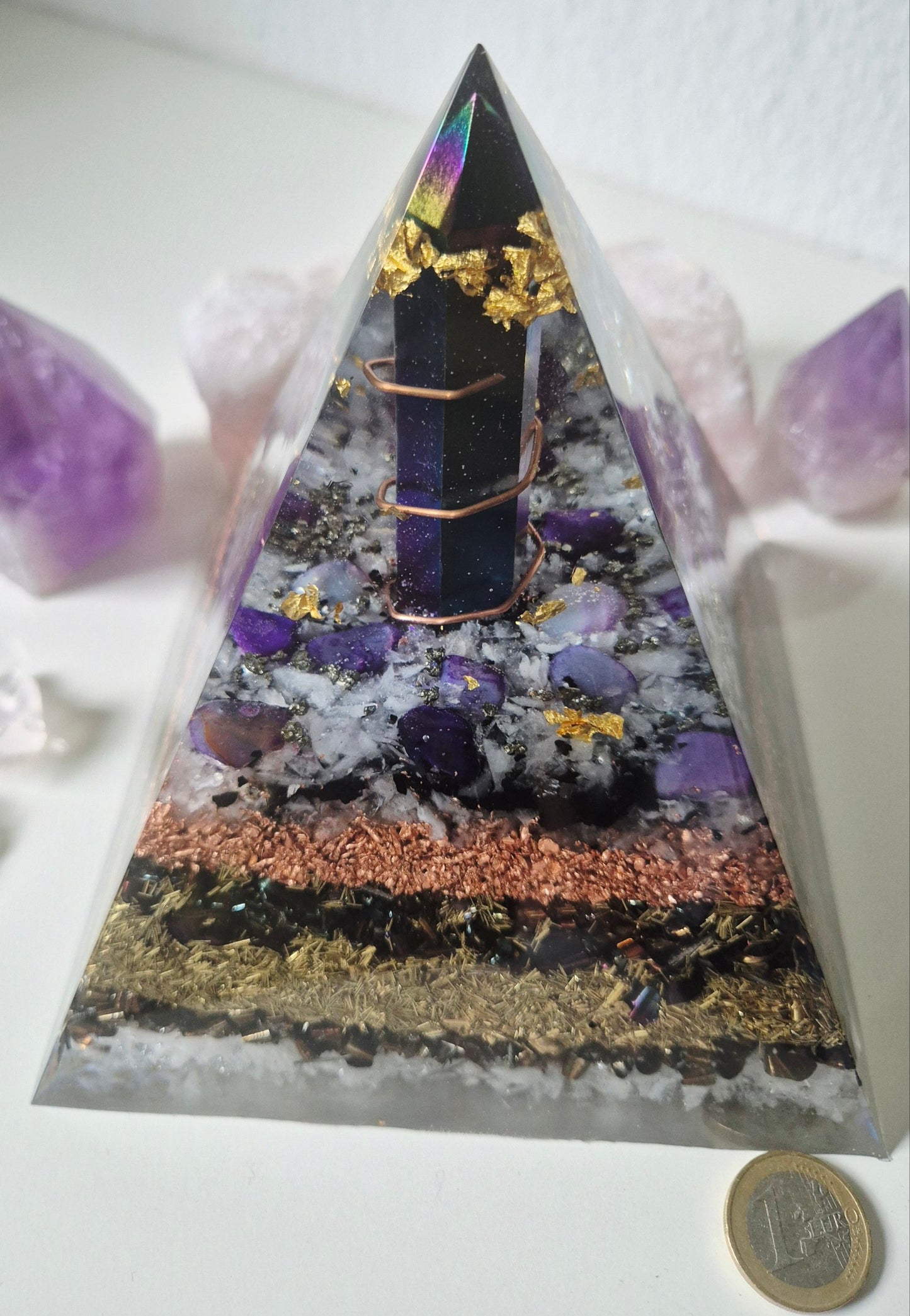 Orgonit-Pyramide Rainbow Lila, Ansicht von oben