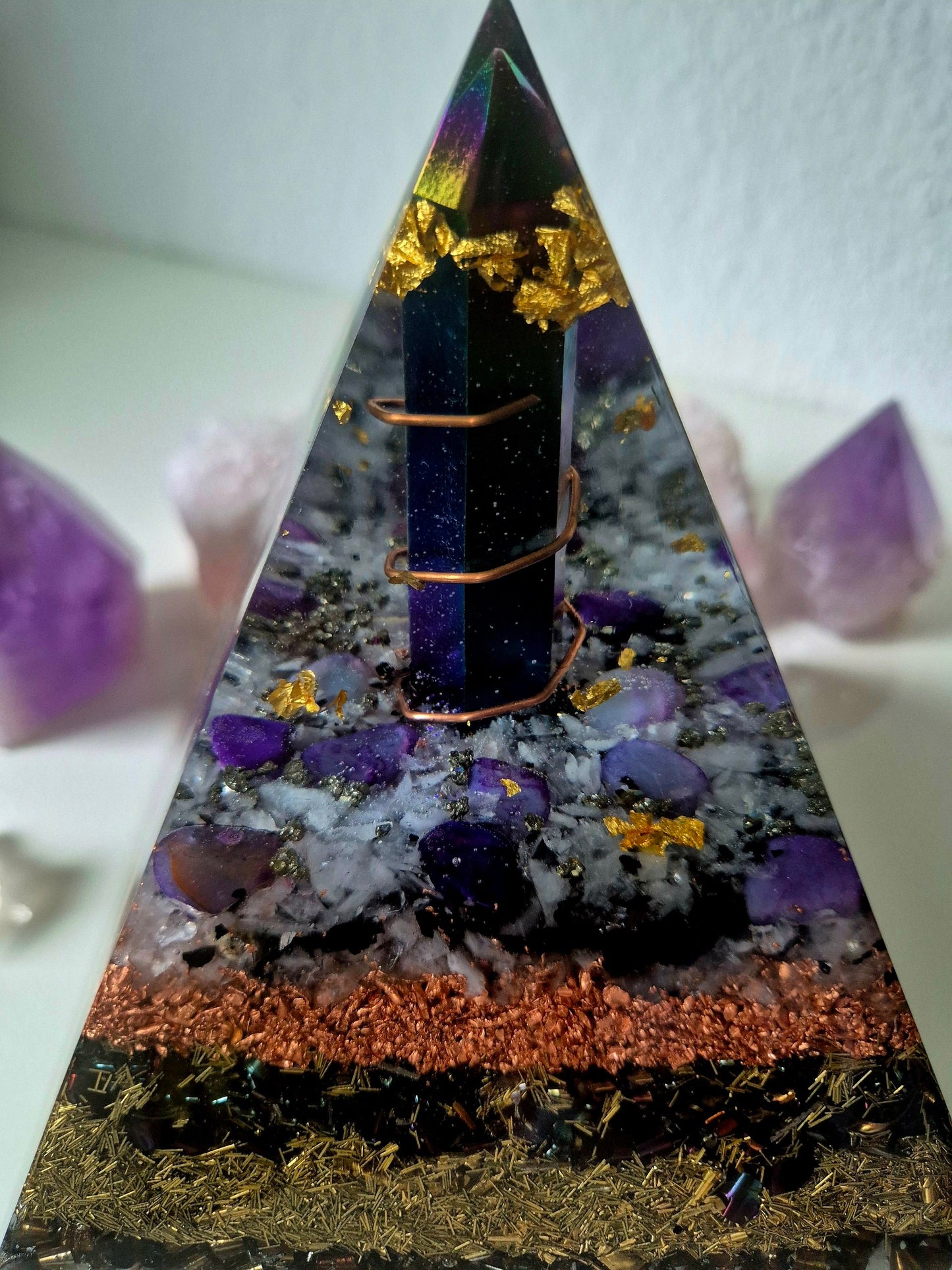 Orgonit-Pyramide Rainbow Lila, Nahaufnahme der Spitze
