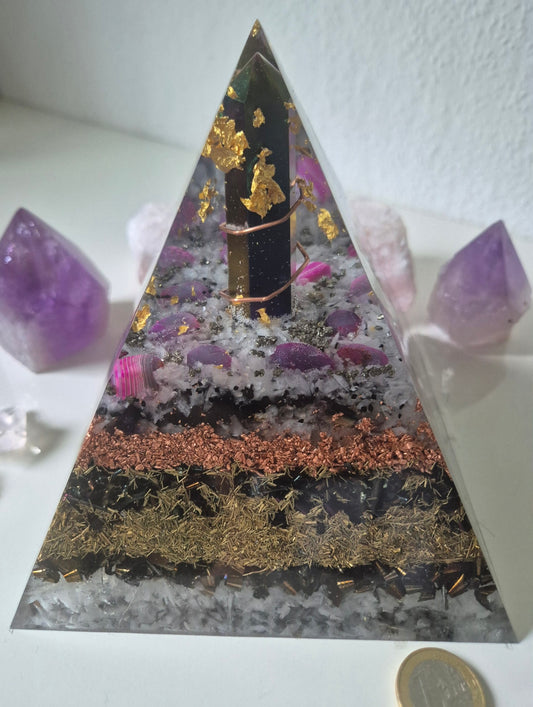 Orgonit-Pyramide Rainbow Pink mit Titanspitze und pinken Achatsteinen