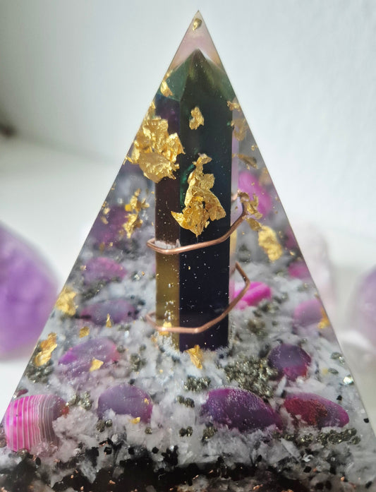 Orgonit-Pyramide Rainbow Pink, Nahaufnahme der Spitze
