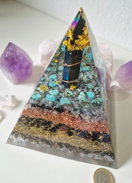 Orgonit-Pyramide Rainbow Türkis mit Titanspitze und türkisen Achatsteinen