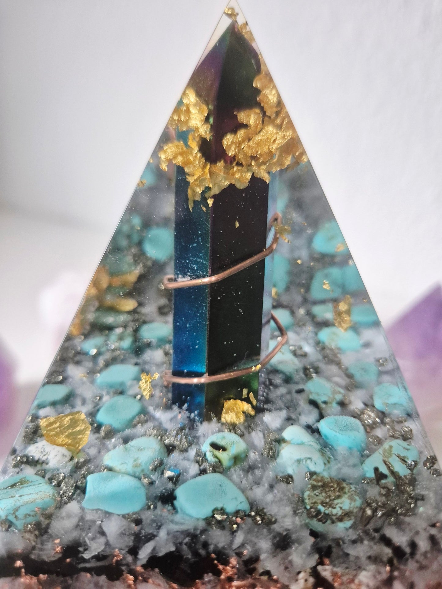 Orgonit-Pyramide Rainbow Türkis, Detailansicht