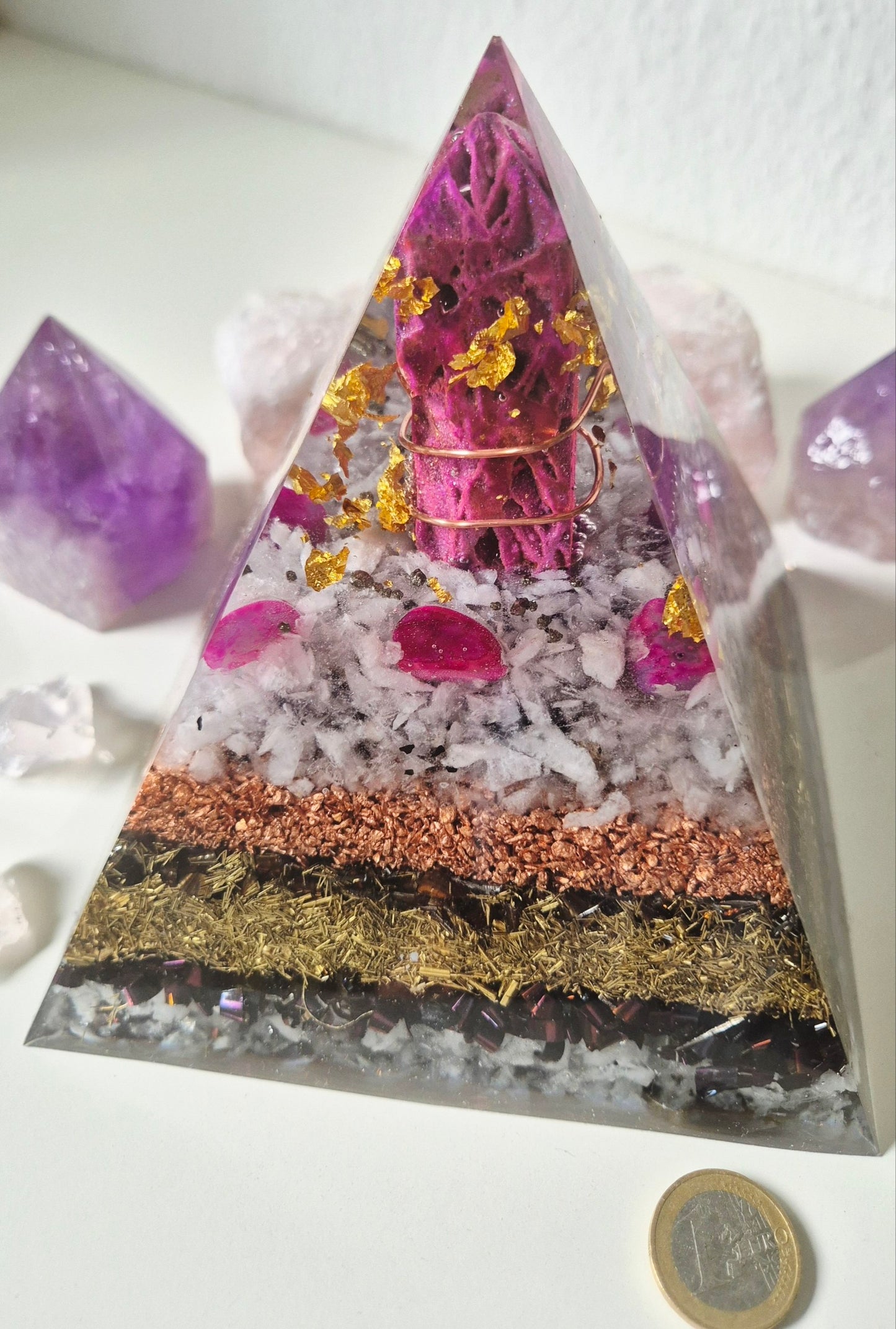 Orgonit-Pyramide Universum mit titanveredelter Sphalerit-Spitze und pinken Achatsteinen