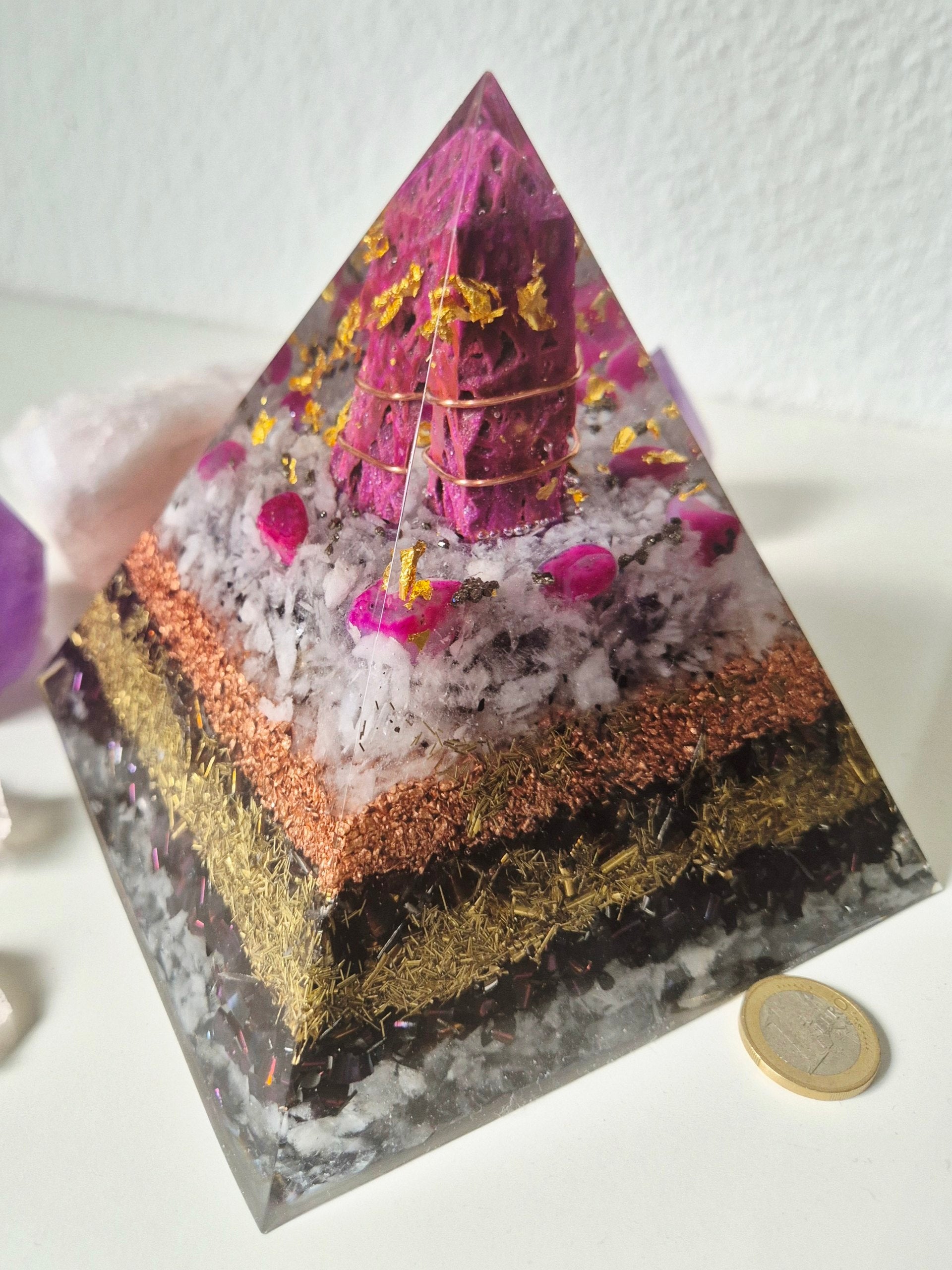 Orgonit-Pyramide Universum, Seitenansicht der Sphalerit-Spitze