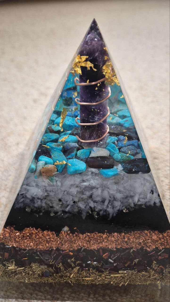 Orgonit Pyramide mit Amethyst-Spitze - ca. 2,5 kg