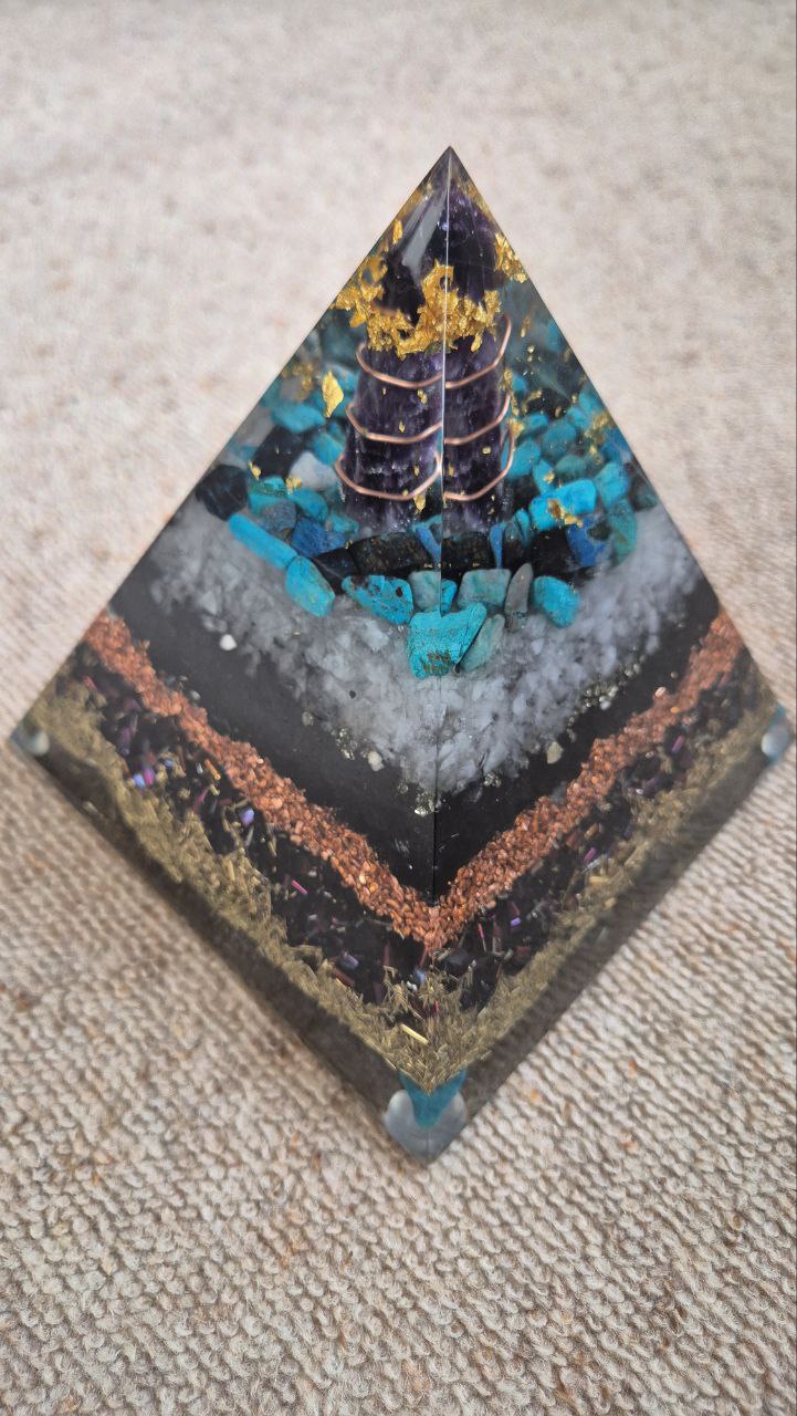 Orgonit Pyramide mit Amethyst-Spitze - ca. 2,5 kg