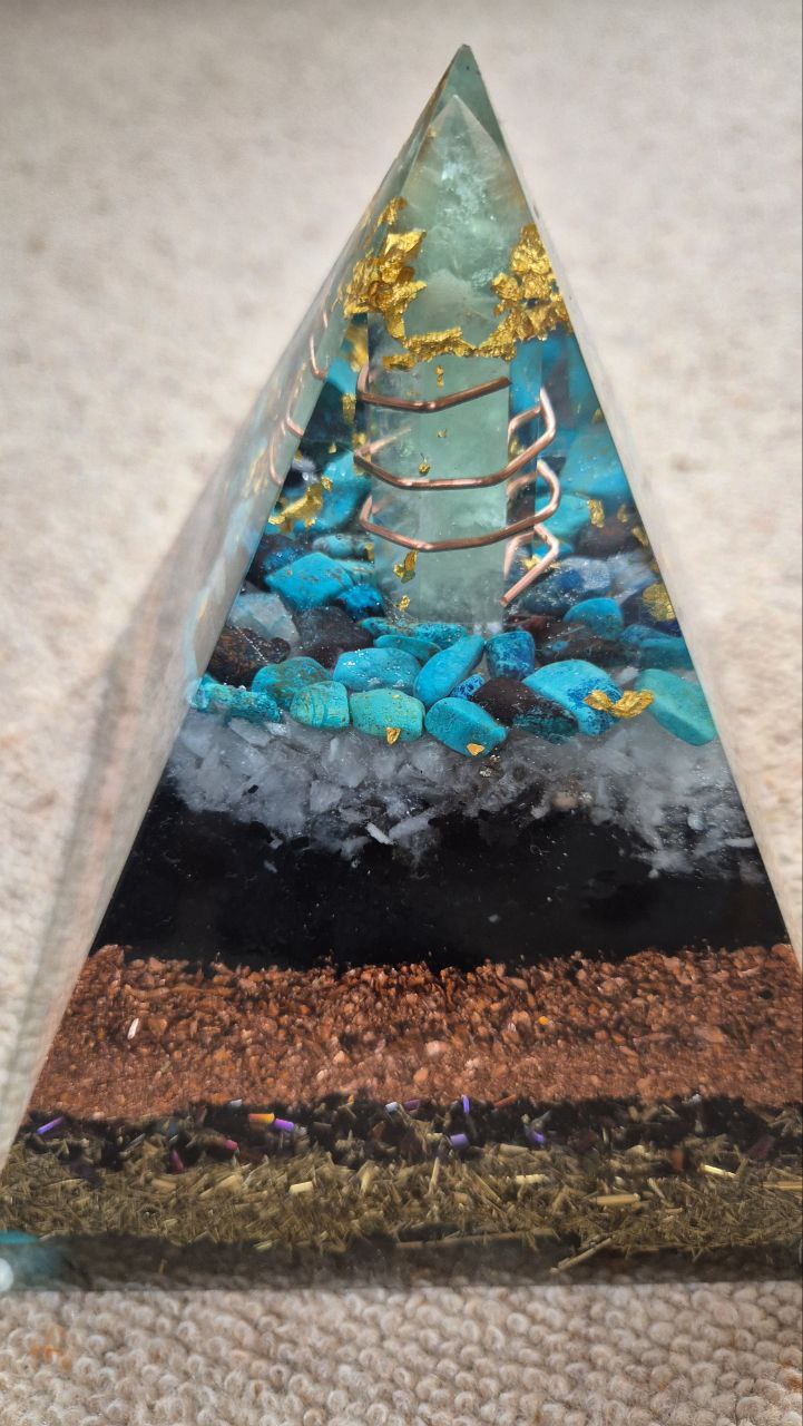 Orgonit-Pyramide mit Aventurin Spitze - ca. 2,6 kg
