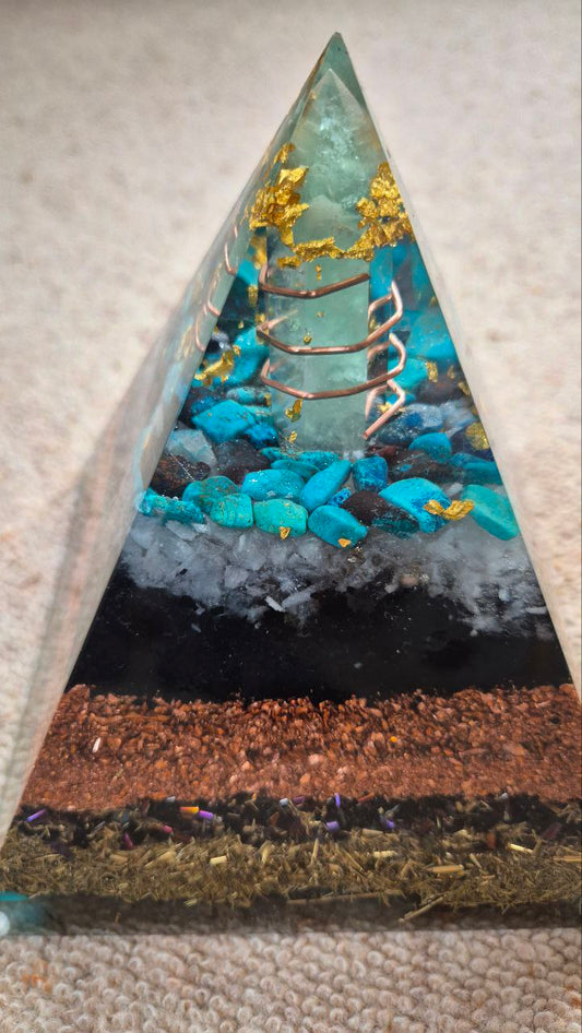 Orgonit-Pyramide mit Aventurin Spitze - ca. 2,6 kg