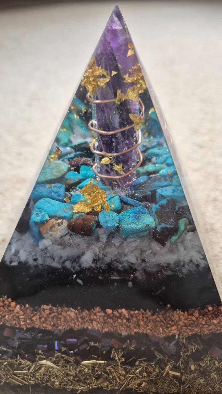 Orgonit Pyramide mit Amethyst-Spitze (hell) - ca. 2,5 kg