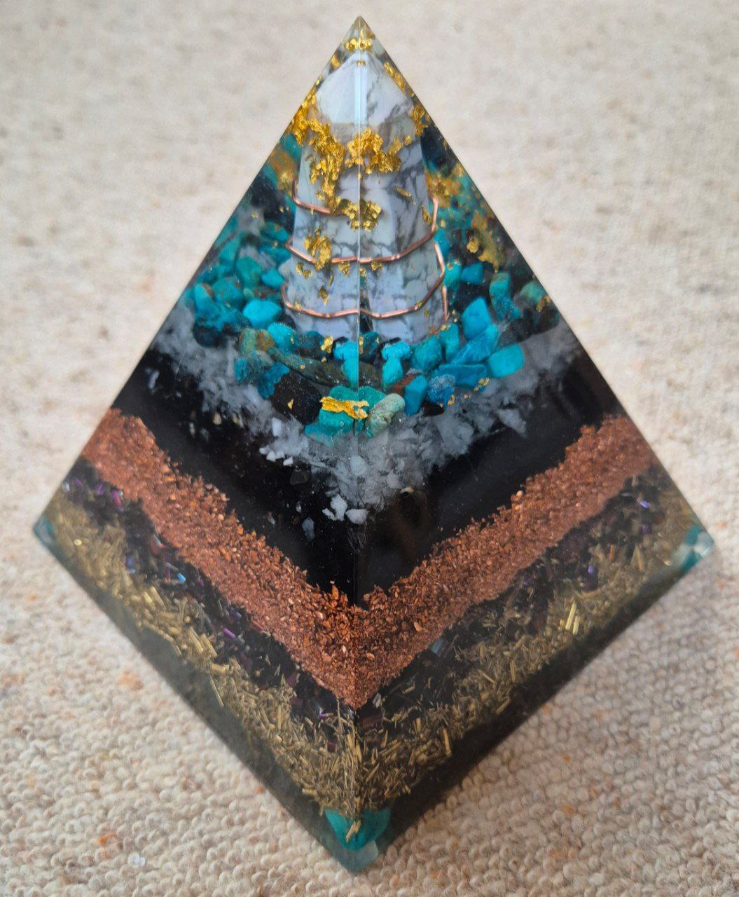 Orgonit-Pyramide mit schöner Holwith-Spitze - ca. 2,5 kg