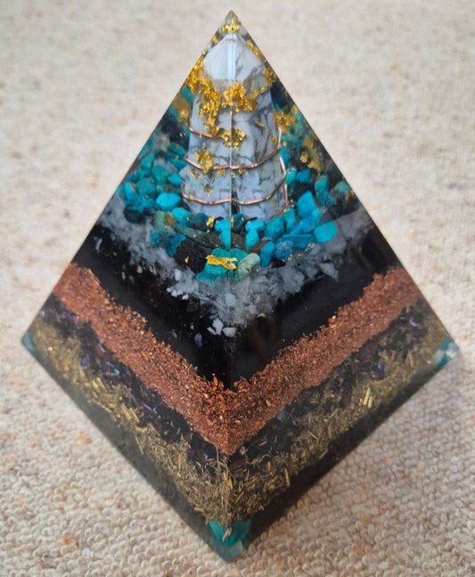 Orgonit-Pyramide mit schöner Holwith-Spitze - ca. 2,5 kg