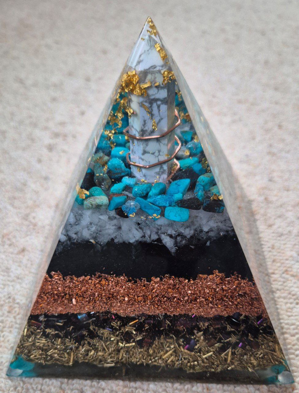 Orgonit-Pyramide mit schöner Holwith-Spitze - ca. 2,5 kg