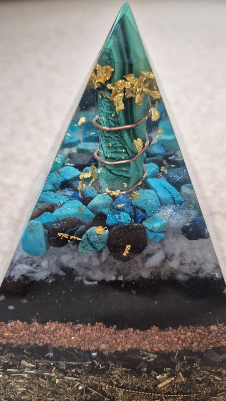 Orgonit-Pyramide mit Malachit Spitze - ca. 2,3 kg