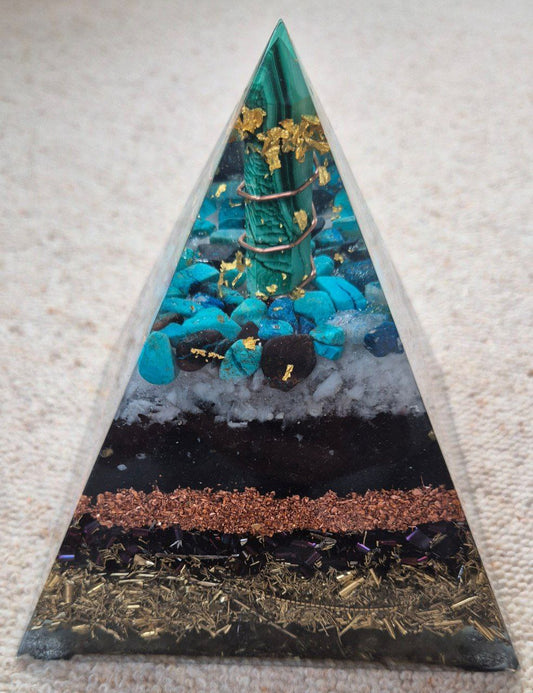 Orgonit-Pyramide mit Malachit Spitze - ca. 2,3 kg
