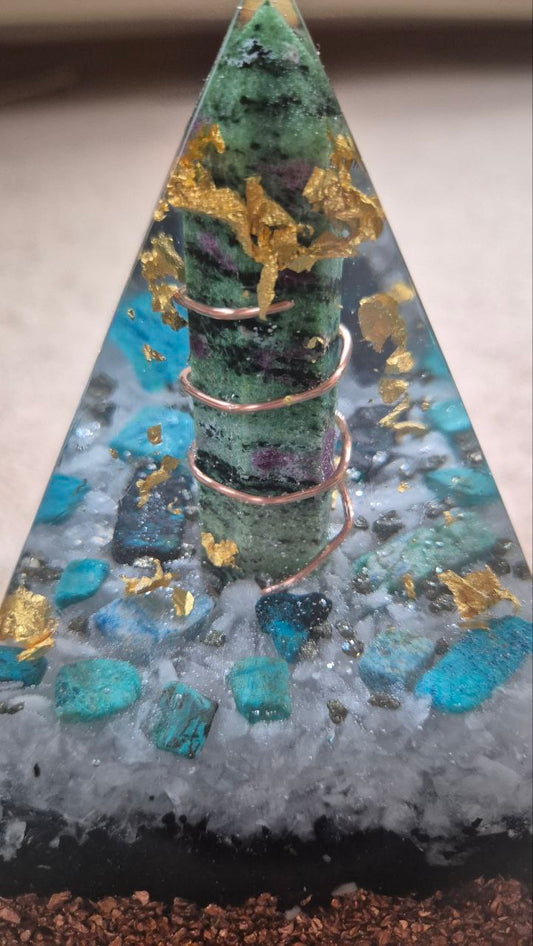 Orgonit-Pyramide mit Zoisit-Spitze - ca. 2,3 kg