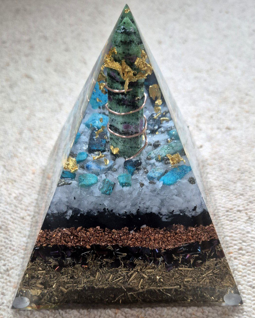 Orgonit-Pyramide mit Zoisit-Spitze - ca. 2,3 kg