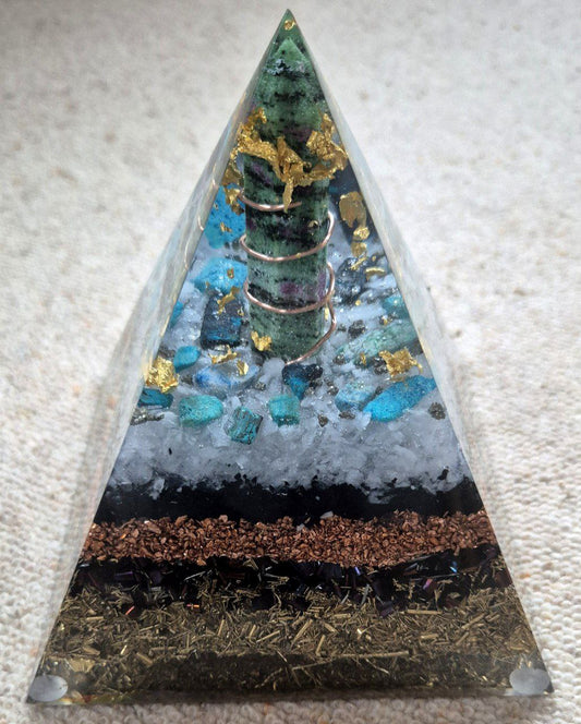 Orgonit-Pyramide mit Zoisit-Spitze - ca. 2,3 kg