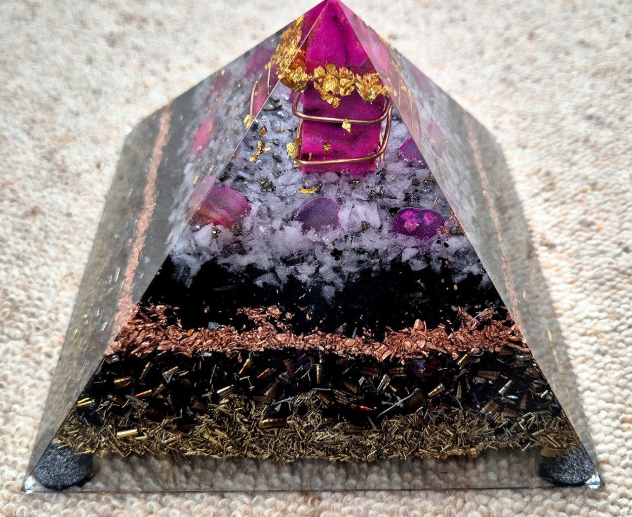 Orgonit - Cheopspyramide mit galvierter Sphaleritkristallspitze - 2,1 KG