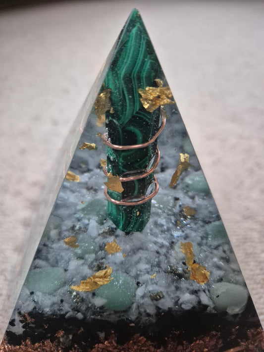 Orgonit-Pyramide mit Malachit-Spitze - ca. 2,3 kg