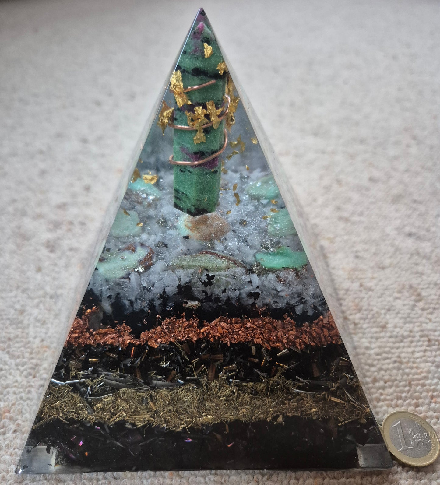 Orgonit-Pyramide mit Zoisit-Spitze - ca. 2,3 kg