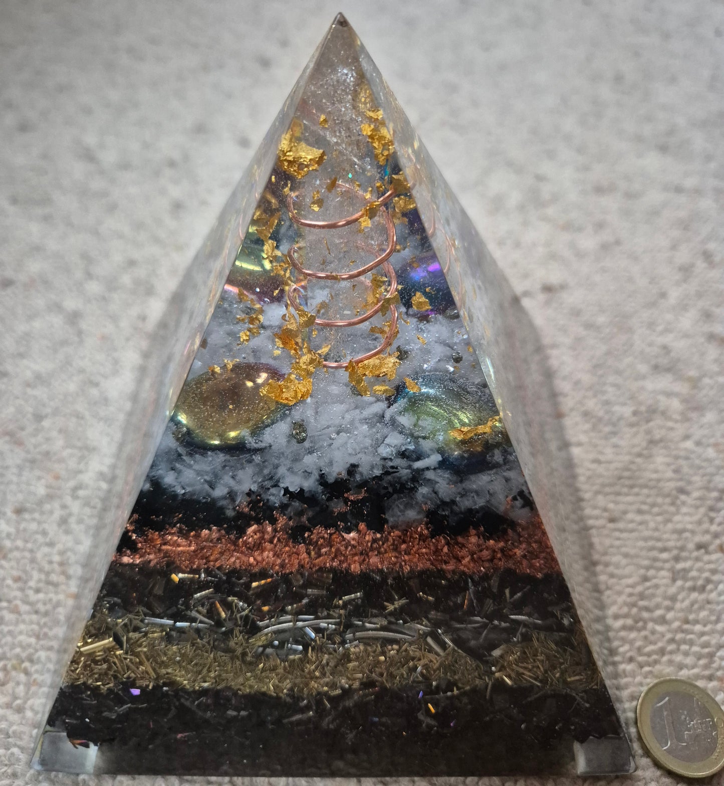 Orgonit-Pyramide Rainbow mit BergkristallSpitze - ca. 2,4 kg