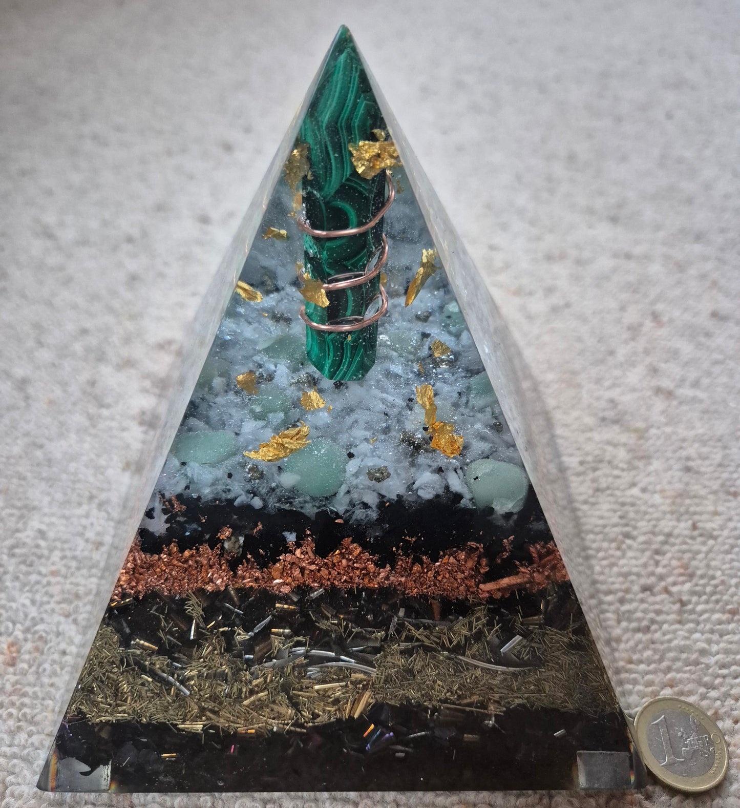 Orgonit-Pyramide mit Malachit-Spitze - ca. 2,3 kg