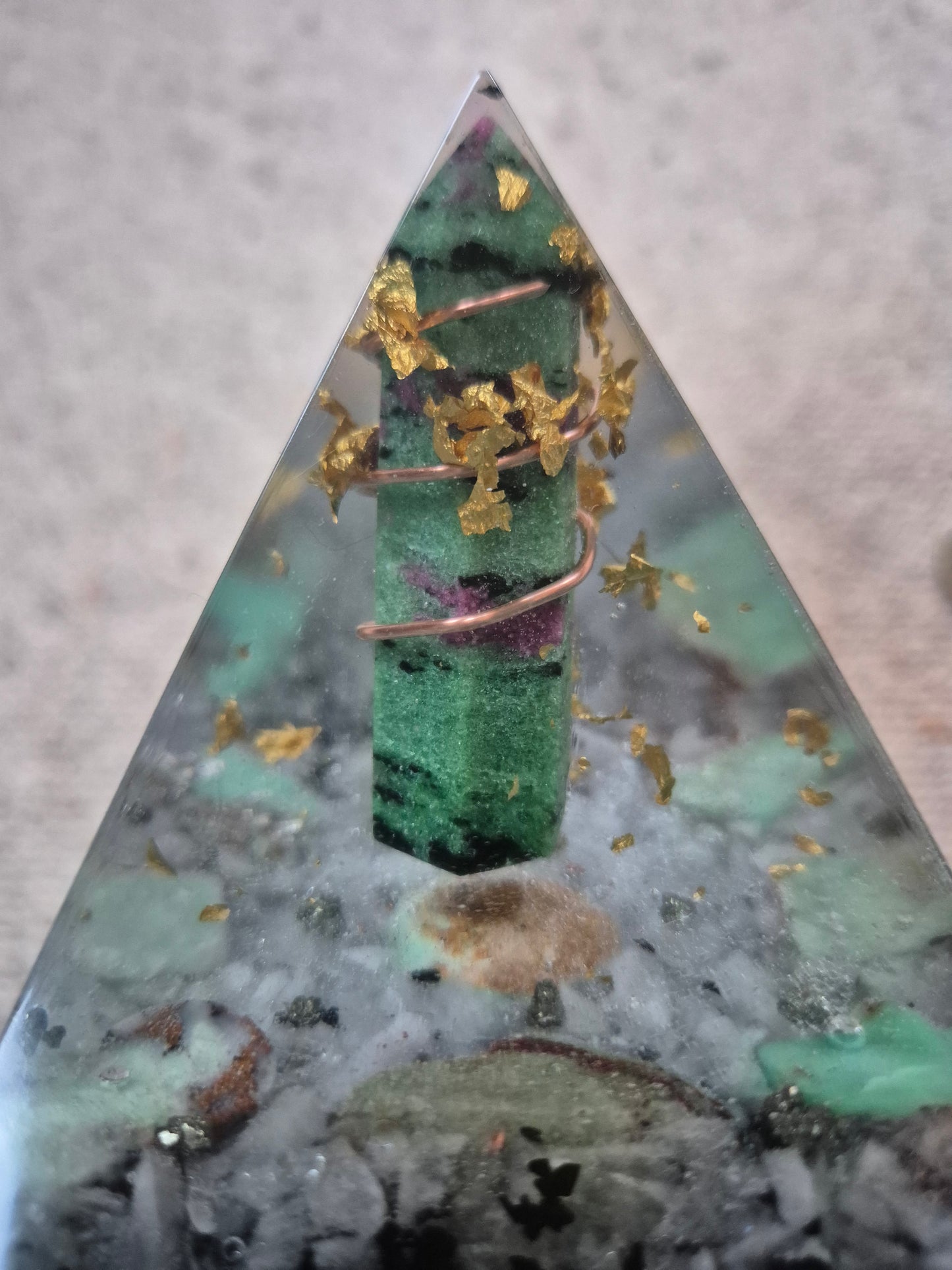 Orgonit-Pyramide mit Zoisit-Spitze - ca. 2,3 kg