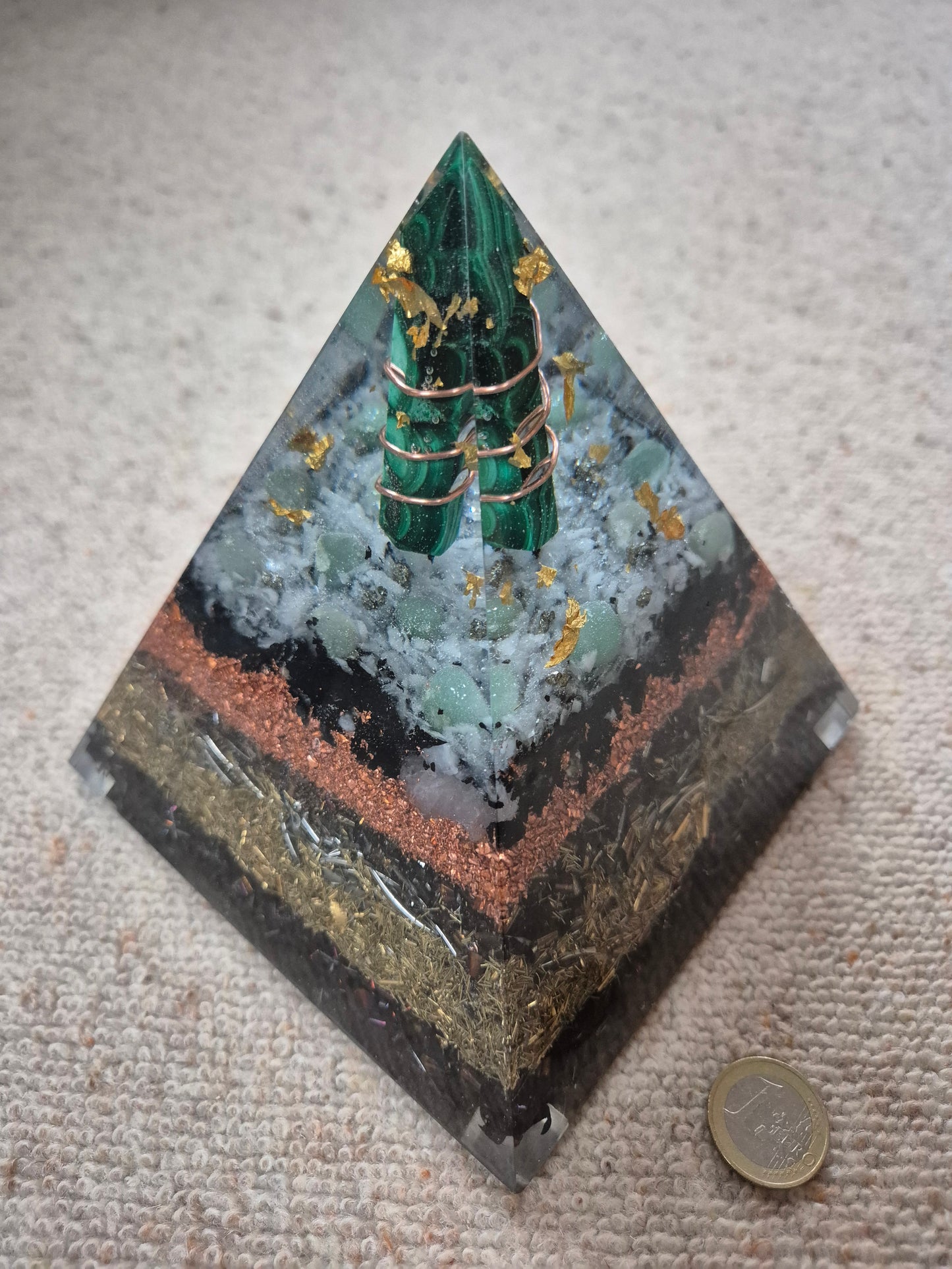 Orgonit-Pyramide mit Malachit-Spitze - ca. 2,3 kg